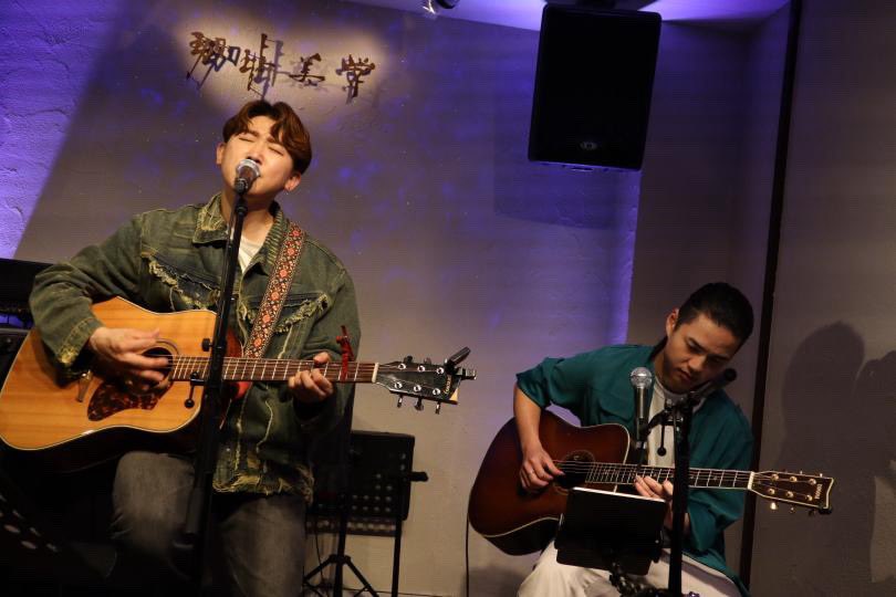 odtmak's tweet photo. 2026.03.29 at 珈琲美学
#おだともあき × #池田拓真
「 RELOAD 」
久々のいけたくとのデュオは
やっぱり安心感の塊で
身も心も委ねながら
歌うことができて僕自身も
至福の時間でした🌳✨
二人だから届けられる音楽がある
改めてそう実感できました◎
また一緒にやろう🎸
ありがとうございました🕊️ https://t.co/Ow7FAxjkqL