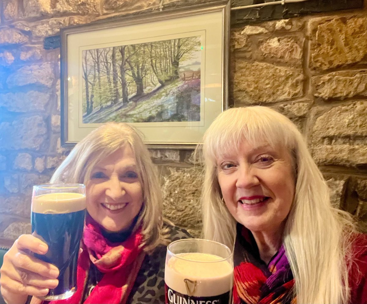 TaraWardBooks's tweet image. #MotivationMonday: #Substitutions My sister-in-law and I had a mini-break in the Cotswolds last week and enjoyed a #NonAlcoholic #Guinness! I used to drink when travelling on corporate work but now I don't. Substituting this feels like you’re imbibing- without side effects! 😜