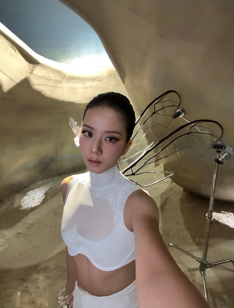 JISOO NEWS tweet media