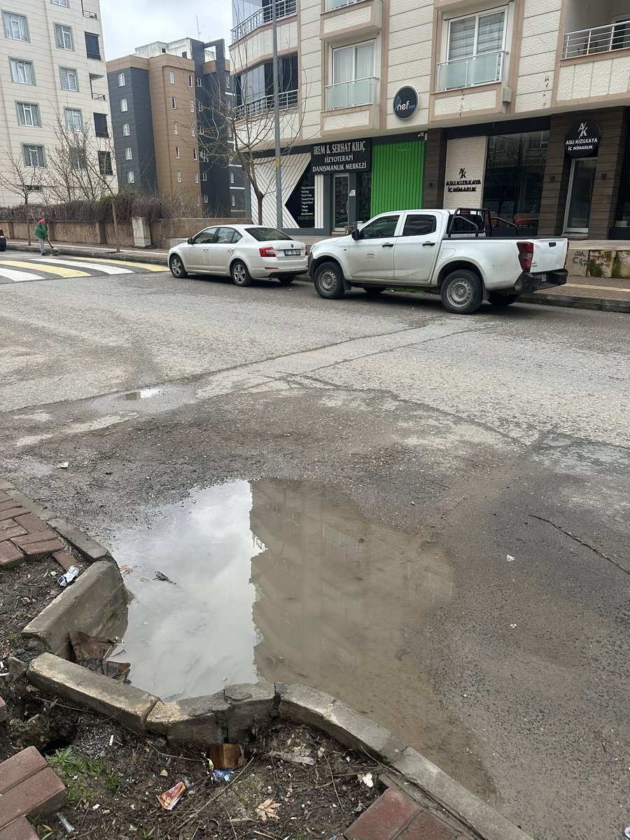 Atakent mah. 603.cad. Görüldüğü üzere gider yeri tıkanmış. Aylardır böyle. Ayrıca birçok noktada asfalttan yüksek kalmış. Yağmur yağdığında sular etrafında birikiyor ve işlevsiz kalıyor. <a href="/suskigm/">ŞUSKİ GM 🇹🇷</a> <a href="/IzolEmin/">Emin İzol</a> <a href="/sanliurfabld/">Şanlıurfa Büyükşehir 🇹🇷</a> <a href="/MithatCanKutluc/">Mithat Can KUTLUCA</a>