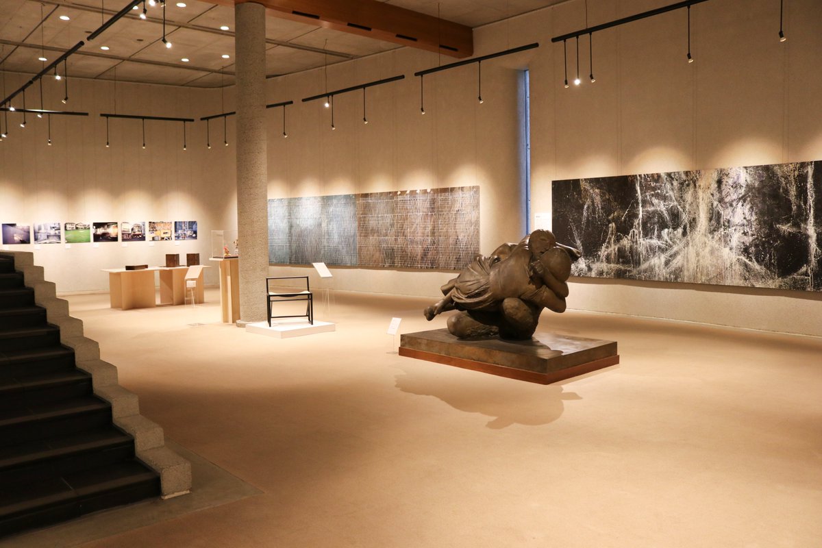 tzuartmuseum's tweet photo. 【#東京造形大学コレクション展】
本日3/30（月）より東京造形大学コレクション展がスタート🌞
本学に収蔵されている作品たちをご紹介しておりますのでぜひご覧ください。

1枚目：1990年代の大学案内の表紙はグラフィックデザイナー・装丁家の #平野甲賀 によるデザイン。 https://t.co/UxW17R6d6O