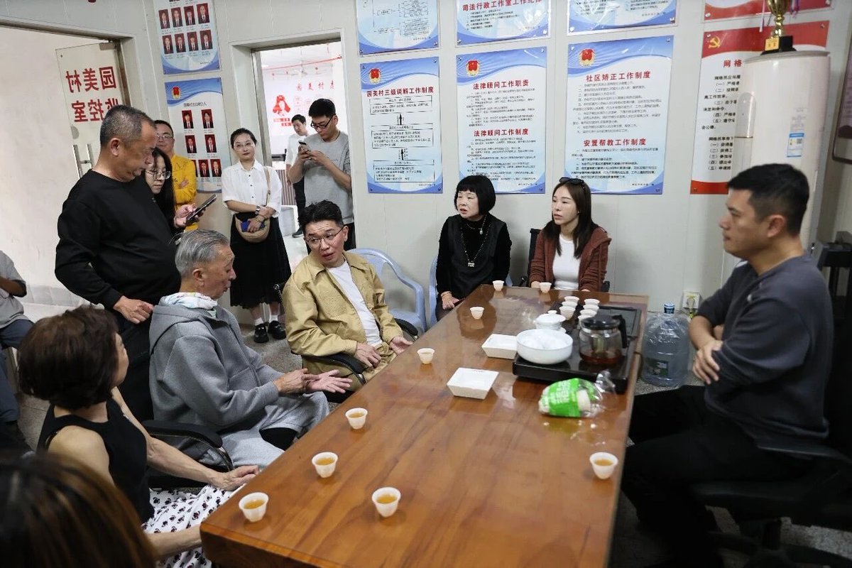 hwcbzn's tweet photo. 【闽扬四海】终于见面了！马来西亚侨胞在泉寻根成功！ #泉州 #马来西亚 #华侨 #寻亲 #华侨之乡 https://t.co/bw6dQ9xm5D