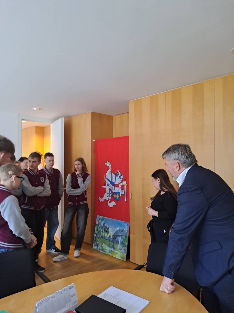 Velvyslanec Aleš Opata s manželkou představili dětem z vilniuské školy pro sluchově postižené budovu velvyslanectví a jeho činnost.