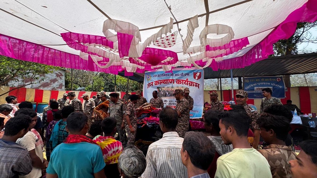 Jawan24x7's tweet image. The 231st Battalion CRPF organized a civic action and medical camp at Kondapara (Dantewada). Villagers from nearby areas participated, receiving bicycles, sarees, blankets, bags, sports items, solar lights, along with free medical check-ups and medicines.
#CRPF #chhattisgar