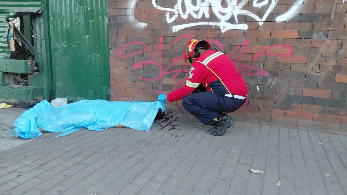 sincensuraGua's tweet image. #HALLAN A HOMBRE SEMIDESNUDO Y CON SEÑAS DE VIOLENCIA EN ZONA 3 CERCA DEL ESTADIO DEL TRÉBOL 🚨🚨🚨🚨 

Bomberos Municipales fueron alertados por transeúntes tras el hallazgo de un hombre tirado en la vía pública, en la 38 calle y 10ma avenida de la zona 3 capitalina