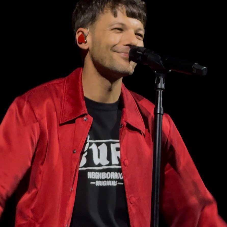 paula hugged harry tweet media