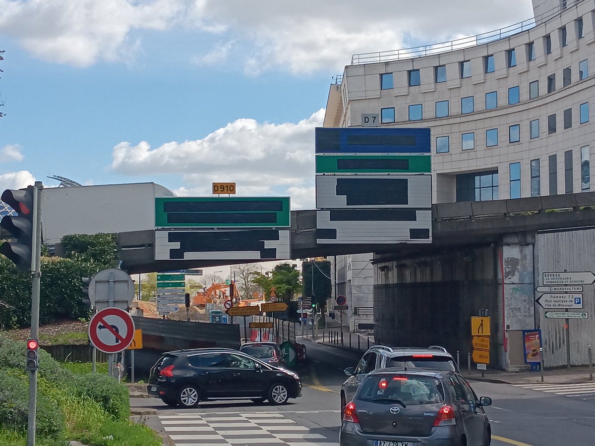 blogtransfer's tweet photo. #SignsFinding : Quels pôles verts se cachent sur le panneau flouté ? Nan je rigole https://t.co/uXGy39T0Ps