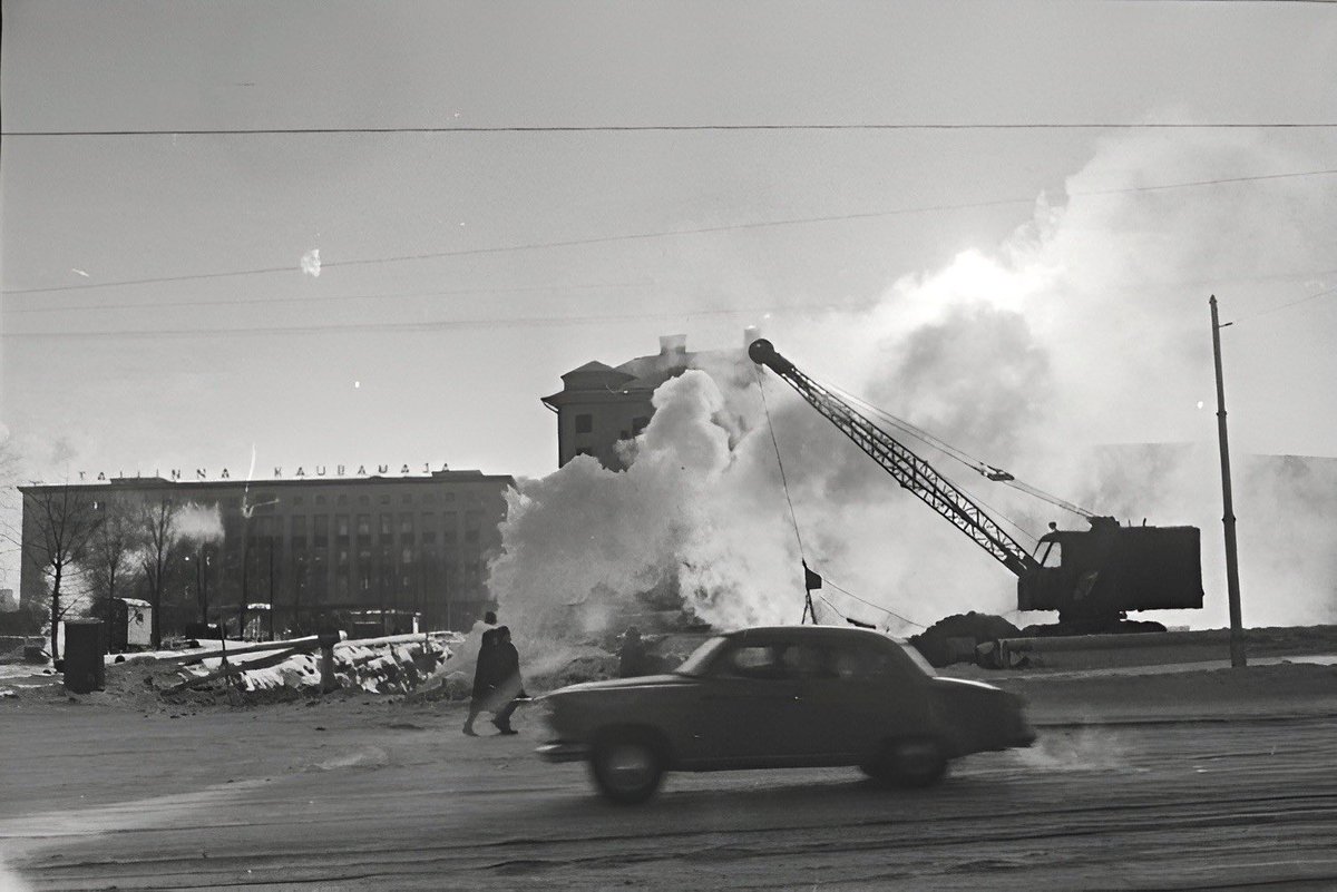 retrofotod's tweet image. Viru square — 1966
urbem.ee/9418/

#60s #retro #ретро #photo #history #construction #car #life #street #bw #soviet #ussr #ссср #tallinn #estonia #baltic
