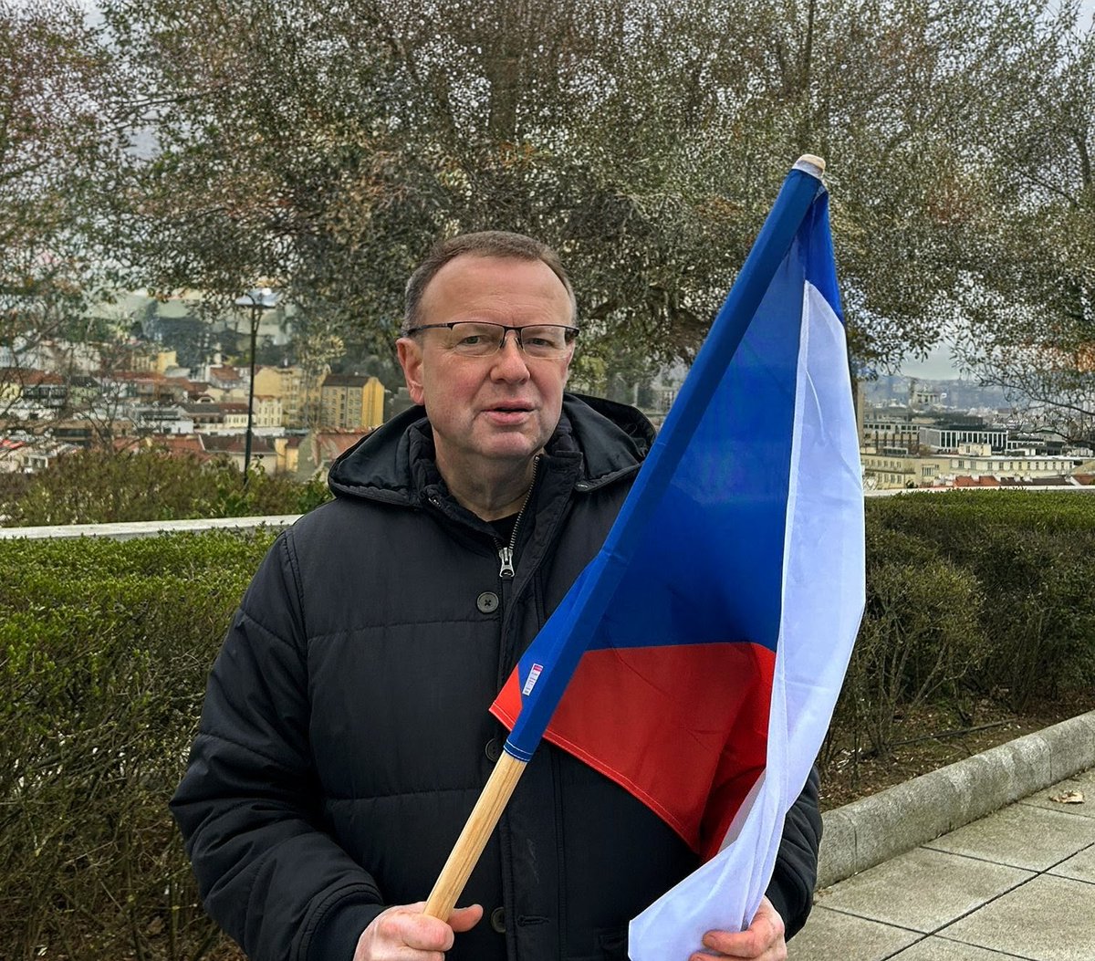 LachnitPetr's tweet photo. Chvíli prší, chvíli svítí sluníčko. Je jaro a naše státní vlajka slaví 106. narozeniny 🇨🇿
#vlajka #narozeniny #česko #lachnit #vitkov #foryou https://t.co/cU3fWZz5gx