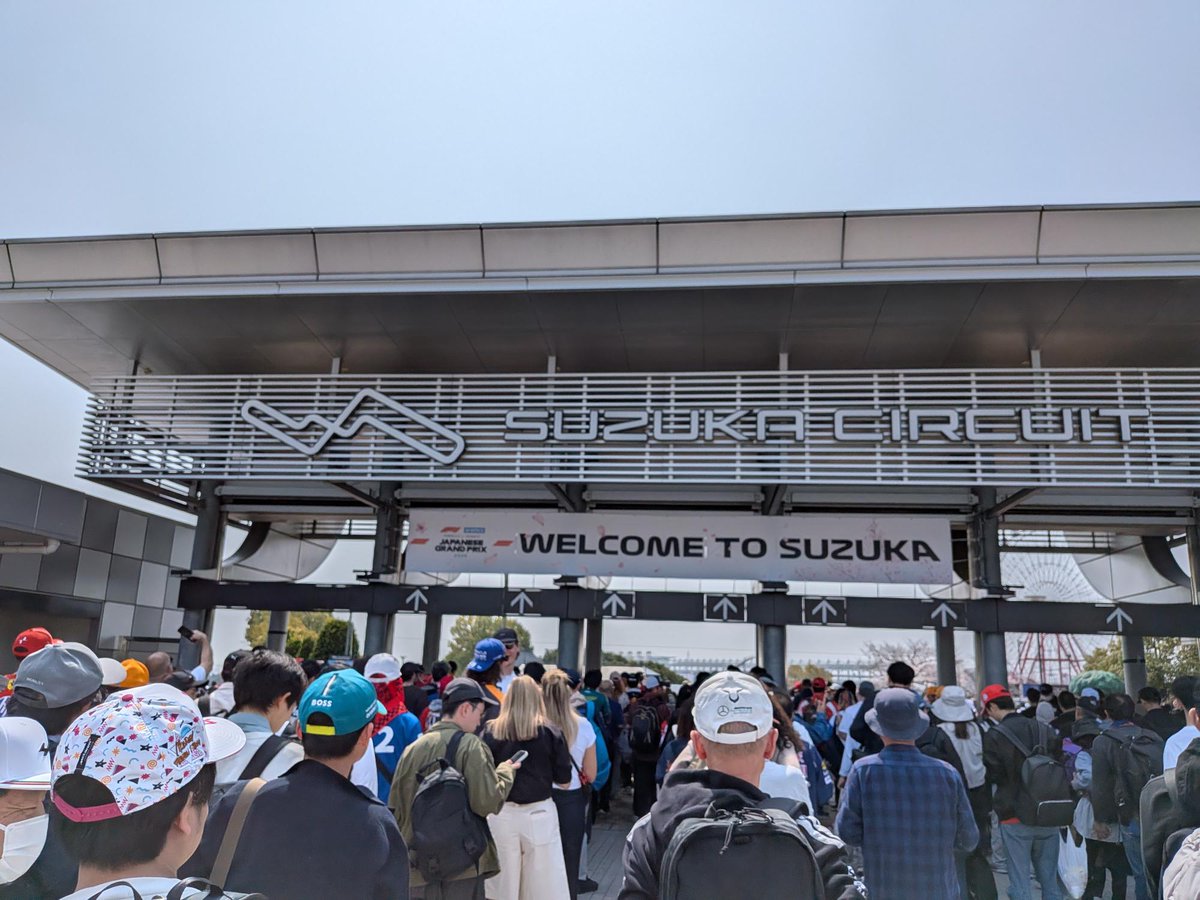 AbeLab_FUT's tweet photo. 昨日は研究室の卒業生たちとF1GPへ！
鈴鹿には5年ぶりに行きましたが、西エリアはもうしばらく大丈夫かも…
でも速さと轟音を楽しめて大満足でした

#f1jp #鈴鹿サーキット https://t.co/S6l4mFMN8Q