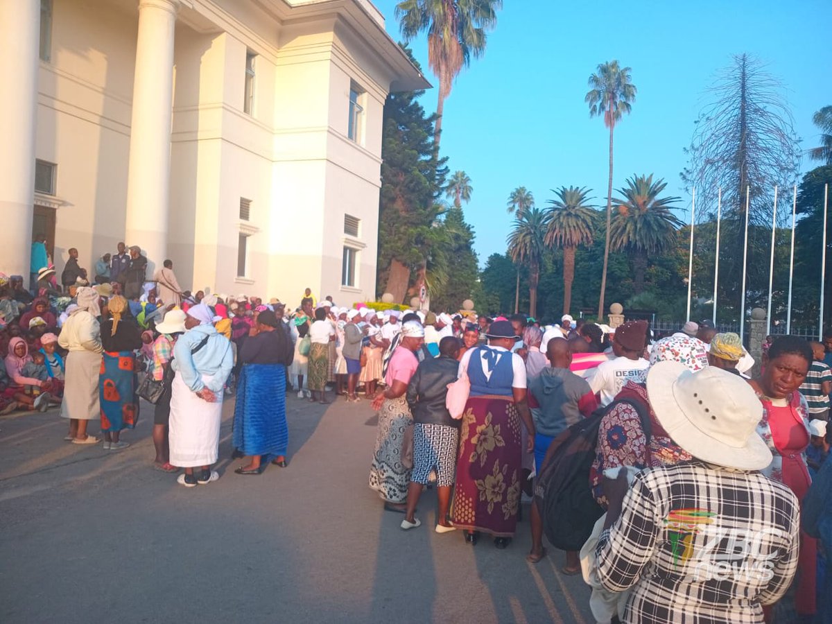 ZBCNewsonline's tweet image. Citizens gathered as early as 7am at Bulawayo’s Large City Hall for public hearings on the proposed Constitutional Amendment No. 3 Bill. The nationwide consultations are being held at over 60 centres, giving Zimbabweans a platform to share their views.

#Bulawayo #PublicHearings