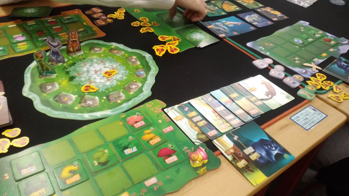 さいふる高宮店で遊んだゲーム

「リビングフォレスト」
カードを引き、ドボンになったらアクション数が減るチキン系デッキ構築ゲーム。
仲間を獲得したり、森を作ったり、鬼火を消したりし、３つの条件のうち１つを達成したら勝利。
３人がバラバラの勝利を目指し盛り上がりました！

#さいふるTBG