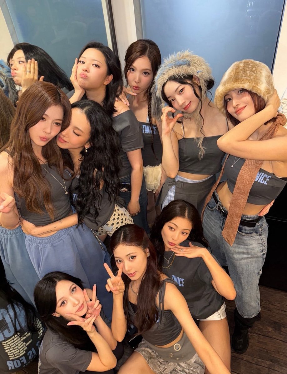 𝓂𝒾𝓀𝓊 tweet media