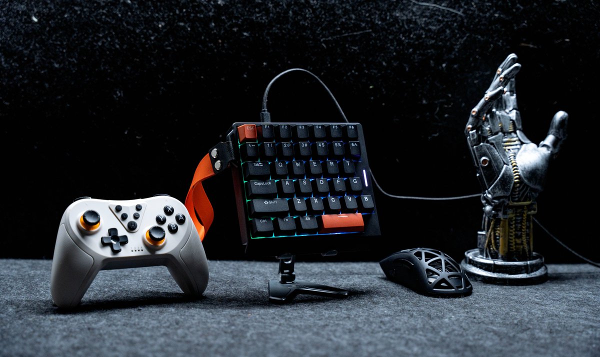 Baby Keyboard… For Gamers Only! 😝
Would you dare to take on your next game with this cutie? 

Explore more via the link.
epomaker.com/products/epoma…

#HE30 #MechanicalKeyboard #DeskSetup #CompactKeyboard #EPOMAKER