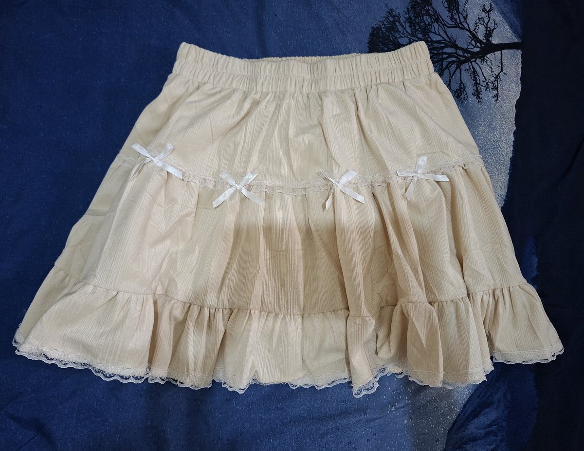 rlawhddls03_'s tweet photo. WTS short korean skirt layer ribbon. Masii new ya guys. Dijual krn ternyata kependekan di aku. Bahannya tebel ga nerawang, adem jg. Dalemnya udah ada celana furing. Warna cream beige. Yg minat bolee DM yaa 100k aja (HB 139k). Bole DM tanya2. Bisa 🍊 ya guys, dom Semarang https://t.co/N2ovP8Webg