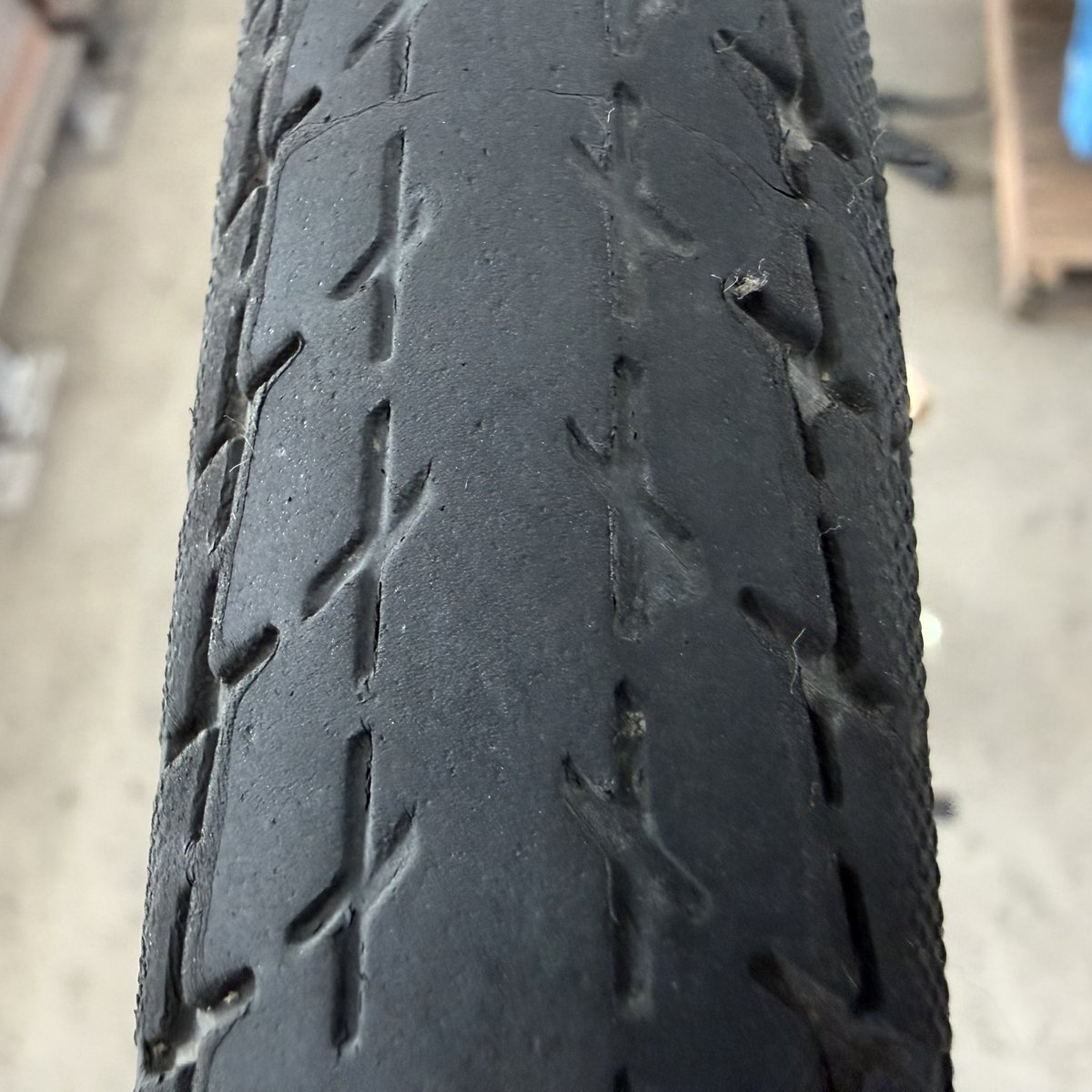 #自転車メモ ママチャリの後輪をシンコーのSR154 DEMING JETDAIii NEUEに変更。
履き潰すつもりもないので早めの交換。半年6000kmも乗れて2000円はコスパがいい。