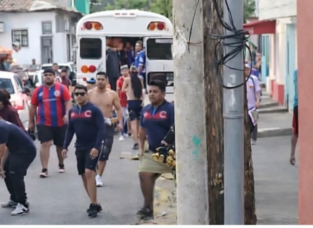 CarlosSayesES's tweet photo. En serio???? Chis jejeje, nombre como va ser posible eso??? Jejeje, si ellos son los meros angelitos de la Turba Roja, que no son ellos los que transpiran tremenda santidad???? Si los viejitos de la KL andaban diciendo que era la mejor afición del país🤔🤔🤔🤔 https://t.co/ZomuIxQbsB