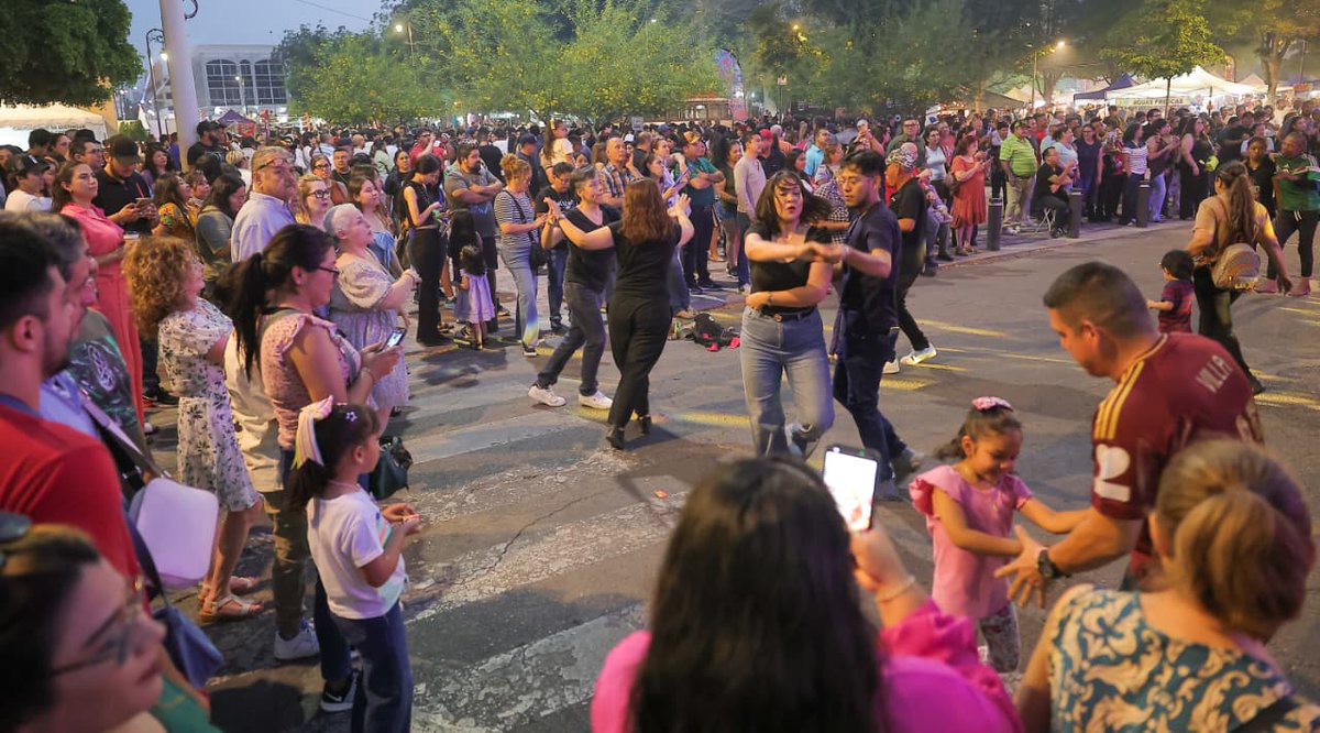 elimparcialcom's tweet photo. 💃 Gran ambiente se vive esta noche en el Segundo Festival del Taco en Hermosillo. 🌮
¿Fuiste? 😮
#taco #tacofest #hermosillo
Fotos: Eleazar Escobar https://t.co/TocydXAEz2