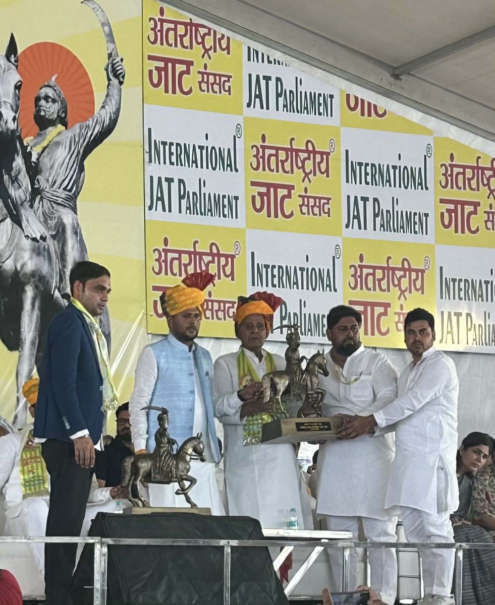 yatinder9's tweet photo. दिनांक 29 मार्च 2026 को मेरठ के ग्राम सकौती की पावन धरती पर वीर शिरोमणि महाराजा सूरजमल जी की उत्तर प्रदेश की सबसे विशाल प्रतिमा एवं भव्य म्यूजियम के अनावरण समारोह के ऐतिहासिक अवसर सम्मिलित हुए।

जय वीर शिरोमणि महाराजा सूरजमल जी 🙏 https://t.co/EysbeCqFip