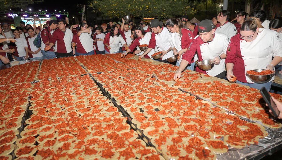 elimparcialcom's tweet photo. 🌮 Estudiantes de gastronomía de la Universidad Vizcaya inician la elaboración de un gigantesco taco al pastor en el Taco Fest de Hermosillo.
#taco #tacofest #hermosillo
Fotos: Eleazar Escobar https://t.co/PpSAcDLqCp