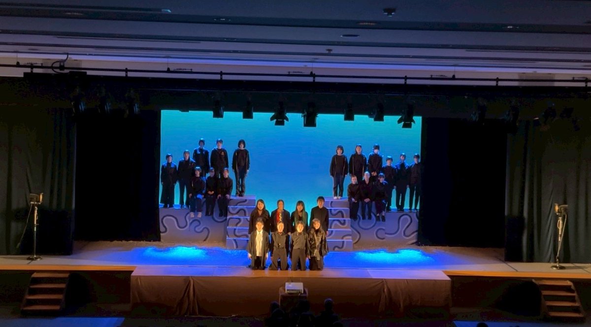 kinranengeki's tweet photo. お疲れ様です！演劇部3年生です！

先週は無事卒業公演を終えることができ、約170名ものたくさんのお客様にご来場いただき、本当に嬉しく思います💕
これまで支えてくださった皆様本当にありがとうございました。これからはそれぞれの道へ進みますが、この場所で得たものを胸に、前に進んでいきます！ https://t.co/AsnnxECKSb