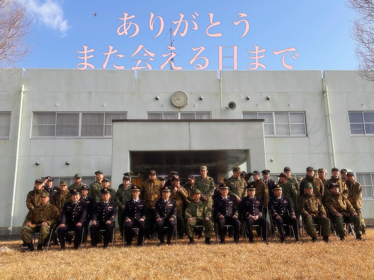 AvnHofu's tweet photo. 3月は出会いと別れの季節　自衛官は特別職国家公務員のため全国規模での異動となります。
組織の健全化のため人材を循環させ、新たな職務や任務に就くための門出は涙が込み上げてきます。
新たなメンバーを迎え入れ、第13飛行隊は令和8年度に向けさらに飛躍できるよう『団結』して頑張ります！！

#春 https://t.co/TWpsDXUPVr