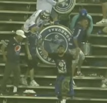 Como vas a poner al revés tu bombo y tu escudo JAJAJAJAJA