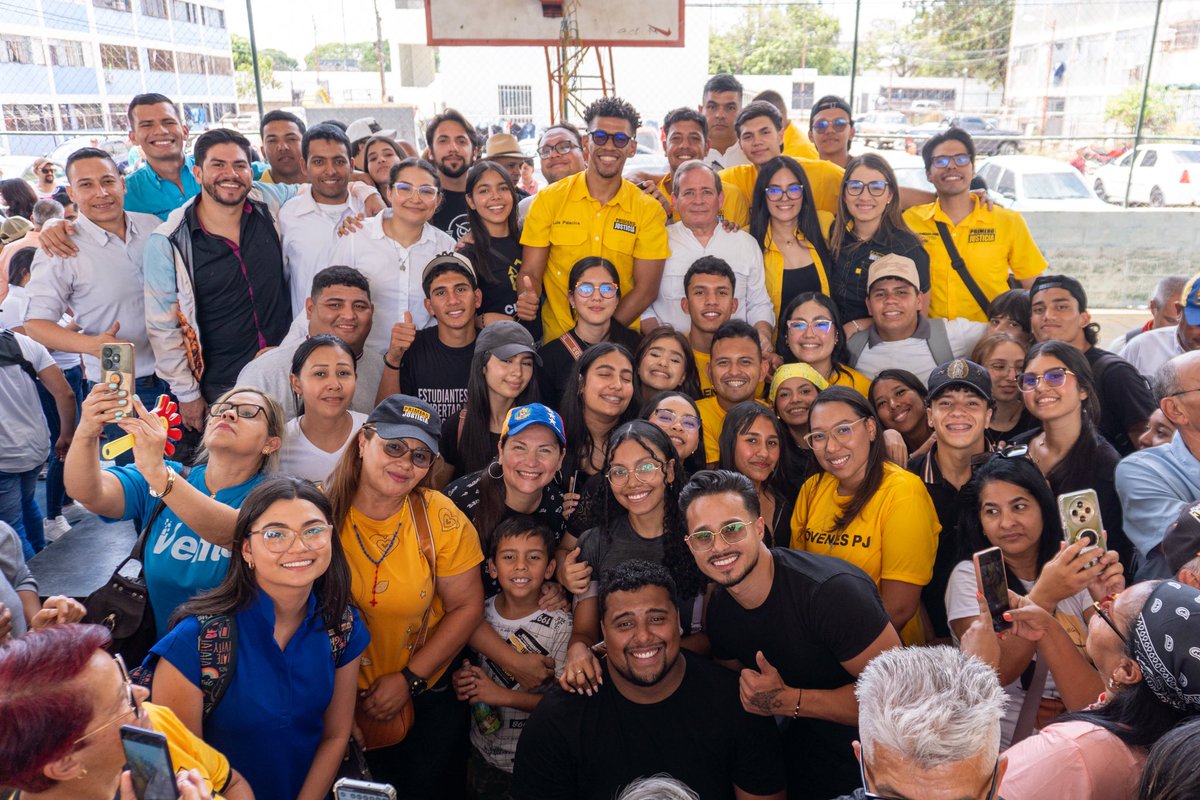 jujoquin's tweet photo. La Juventud justiciera está en la calle, donde siempre hemos estado acompañando a nuestros ciudadanos.

📍Lara
📍Zulia
📍Falcón
📍Nueva Esparta

Reencontrándonos, articulándonos y organizándonos. 💛 https://t.co/r8XOc70ebD