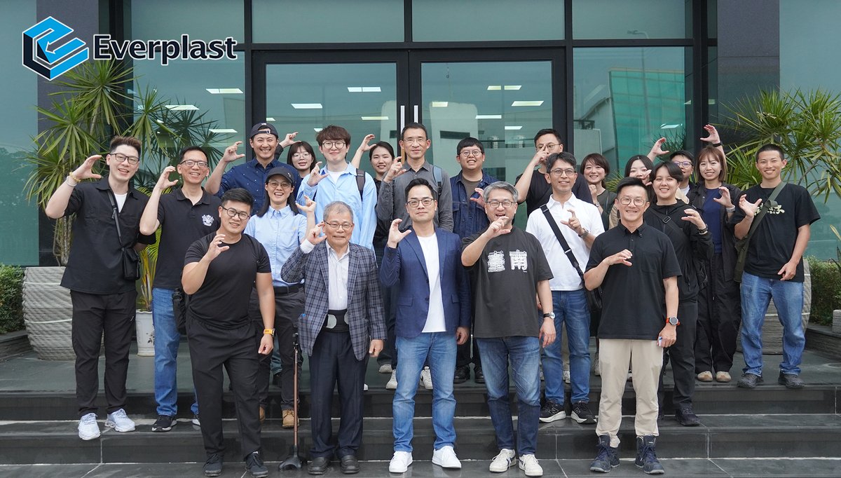 everplast's tweet photo. 📷 Everplast 工廠參訪｜3D列印 × 循環經濟 × 永續建築

當建築的未來，不再只是圖面上的構想，而是能在現場被一層一層「列印」出來—這場關於建造方式的交流，從工廠現場正式展開。
#Everplast | #遠雄建設｜#成大建築系 C-Cube Lab #劉舜仁教授｜環藝工程顧問｜加秐設計工程｜承園景觀工程
共同走進 Everprint 3D列印製造現場，近距離觀察大型3D列印技術如何從材料出發，逐步轉化為建築與空間的實體應用。
在製造現場中，材料經由穩定擠出，沿著預設路徑層層堆疊，逐步構築出結構與空間形體。從塑膠顆粒3D列印，到延伸至建築尺度的水泥3D列印，不僅展現製程技術的成熟度，更揭示出一種不同於傳統工法的建造邏輯——以數位製造為核心，重新定義設計與施工之間的關係。
在交流過程中，討論逐步深化至建築產業的根本議題：當前建築是否仍須依賴高耗能、高浪費的生產模式？是否存在更具效率與永續性的替代方案？
在此脈絡下，「材料 × 設計 × 製造」的整合思維成為關鍵。當三者被視為一體化系統，建築將不再是一次性的消耗產物，而是可被優化、重組並持續運作的動態結構，進一步回應永續發展的需求。
循環經濟的概念亦在本次交流中被具體化。從在地材料再生利用、廢棄資源轉化，到低碳混凝土與可拆解模組化建築設計，材料不再只是被使用，而是進入可循環、可再生的生命週期之中。建築因此不僅是空間的載體，更成為資源流動與再利用的節點。
在此轉型過程中，EverPrint 3D列印技術扮演著關鍵角色。透過對材料用量與製程路徑的精準控制，不僅有效降低浪費與能耗，也同步提升施工效率與設計自由度。更重要的是，它使建築從傳統的「減少消耗」，進一步邁向「資源循環」的全新建造模式。
當3D列印技術與循環材料相互結合，我們所見的不僅是製造技術的進步，更是一種以永續為核心的建築方法正在逐步成形。😃

#Everplast #Everprint #3D列印 #循環經濟 #永續建築 #建築設計 #景觀設計 #數位製造 #遠雄建設 #環藝工程 #加秐設計工程 #承園景觀 C-Cube Lab #EverPrint #產學共創 #3DPrinting #Extrusion #Architecture #IndustrialDesign