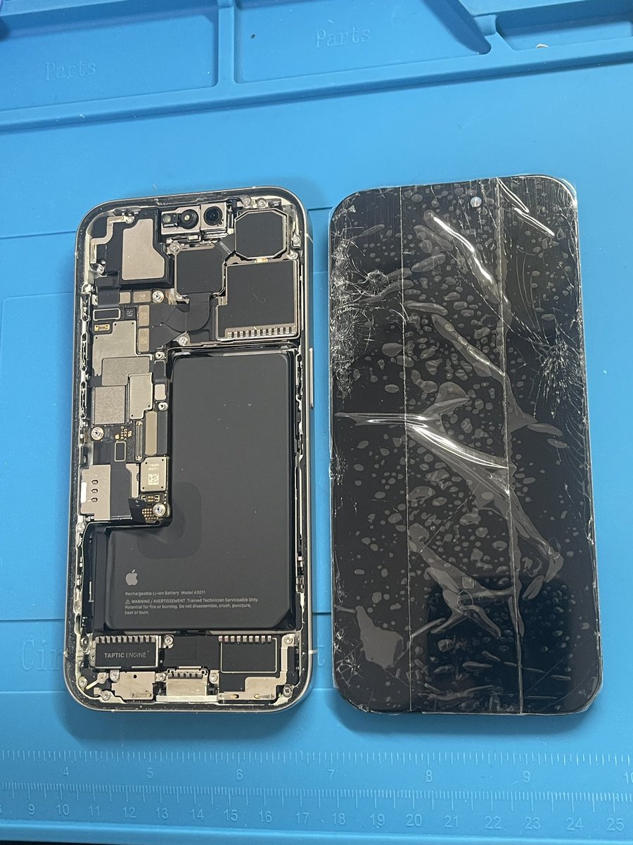 iSSToyohashi's tweet image. iPhone 15 Proの画面修理ご依頼です
画面割れに加えて一部に色の付いた線が出てしまい表示不良の状態
着信や通知音は反応しているため本体は生きていて画面交換で改善しました
画面が映らないiPhoneもまずはご相談ください
#豊橋 #iPhone修理 #iPhone15Pro #画面修理