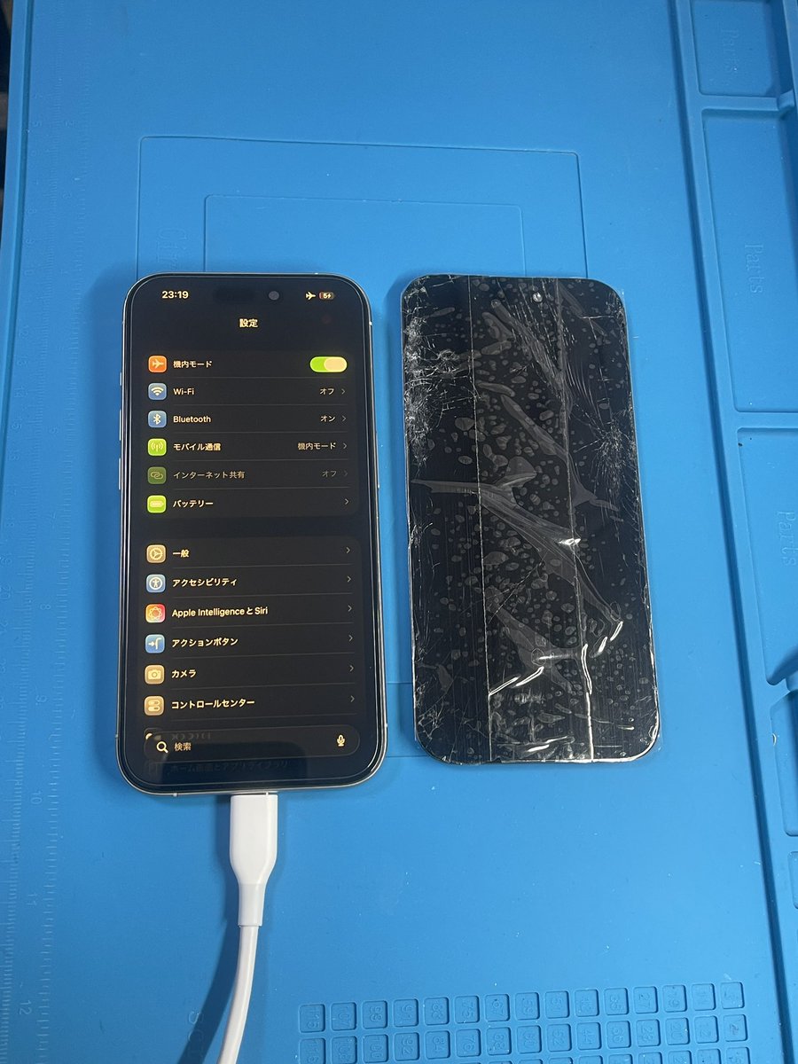 iSSToyohashi's tweet image. iPhone 15 Proの画面修理ご依頼です
画面割れに加えて一部に色の付いた線が出てしまい表示不良の状態
着信や通知音は反応しているため本体は生きていて画面交換で改善しました
画面が映らないiPhoneもまずはご相談ください
#豊橋 #iPhone修理 #iPhone15Pro #画面修理