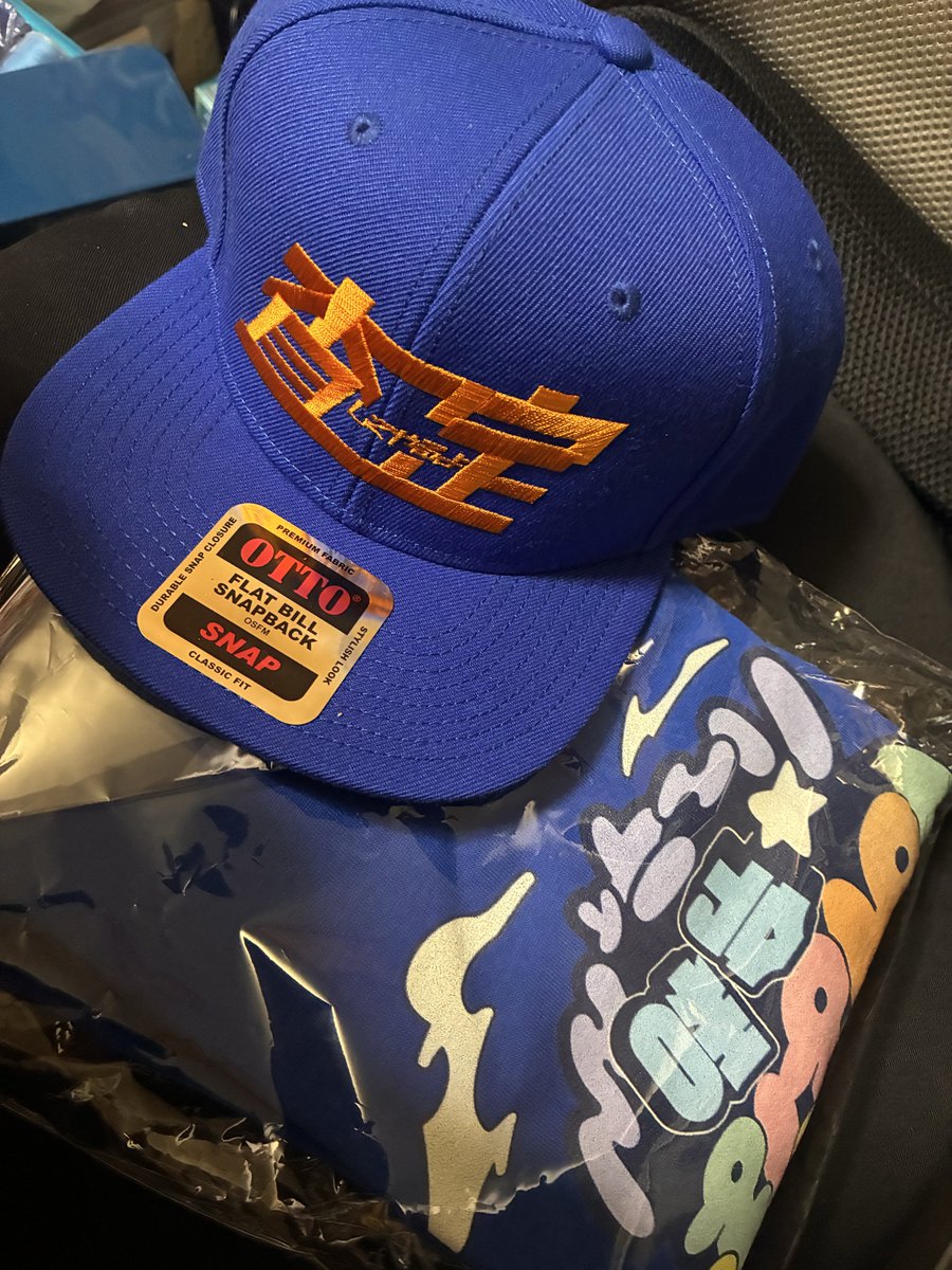 ウナギ・サヤカ XLイエローパーカー・キャップセット ウナギ・サヤカ XLイエローパーカー・Tシャツ・キャップ・アクスタ