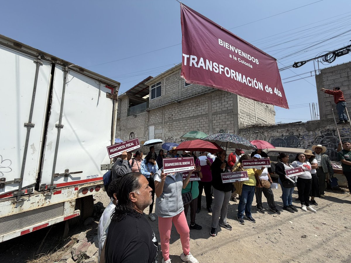 politicomx's tweet photo. 🫣 ¡Esto no le gusta a AMLO! Habitantes de Tultitlán renombran colonia y calles contra Morena 

👉🏽 https://t.co/k7SGekl9fA

A finales del sexenio de @lopezobrador_, la expresidenta municipal de Tultitlán, Elena García, estableció la creación de la colonia Cuarta Transformación, donde entre las calles se utilizaban los nombres de los proyectos insignia del exmandatario, sin embargo, los habitantes cambiaron nuevamente el nombre de la colonia por “Transformación de 4a”.

Por ello, decidieron reemplazar también las placas de las calles con nombres como “Narcoestado”, “Segalmex” refiriéndose al caso de corrupción acontecido en el gobierno de Andrés Manuel López Obrador, o bien “Cártel la Barredora”, grupo criminal en el que estaría implicado Adán Augusto López.