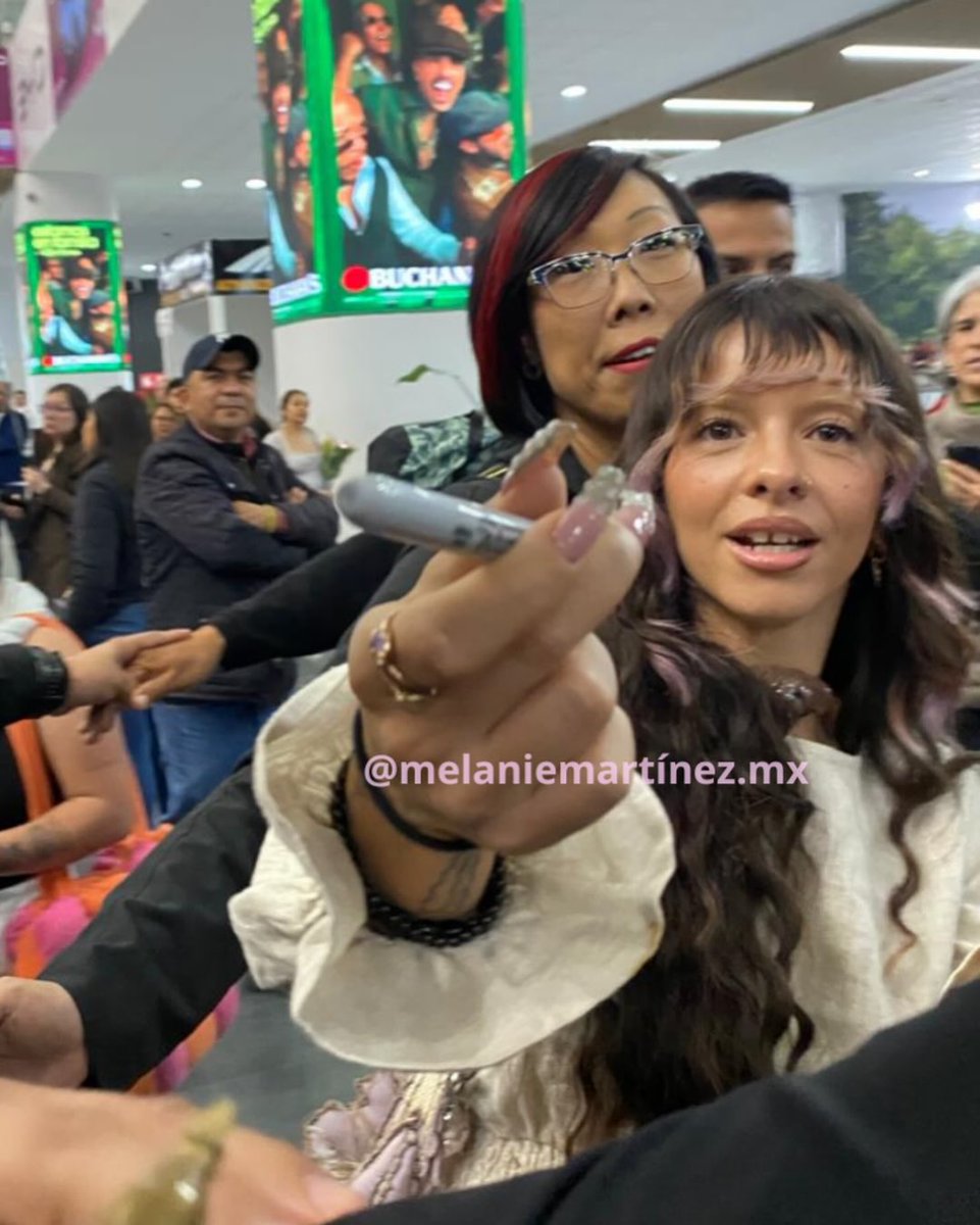 melmartinez_ar's tweet photo. ¡Melanie acaba de llegar a Ciudad de México! Algunos fans afortunados pudieron saludarla y sacarle estas fotos❤️ https://t.co/cOrTv9JDIS