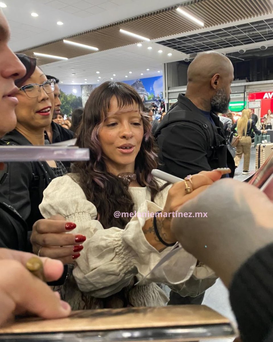 melmartinez_ar's tweet photo. ¡Melanie acaba de llegar a Ciudad de México! Algunos fans afortunados pudieron saludarla y sacarle estas fotos❤️ https://t.co/cOrTv9JDIS