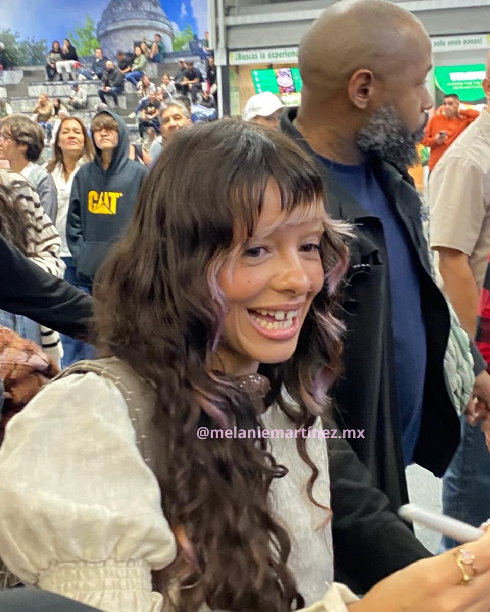 ¡Melanie acaba de llegar a Ciudad de México! Algunos fans afortunados pudieron saludarla y sacarle estas fotos❤️