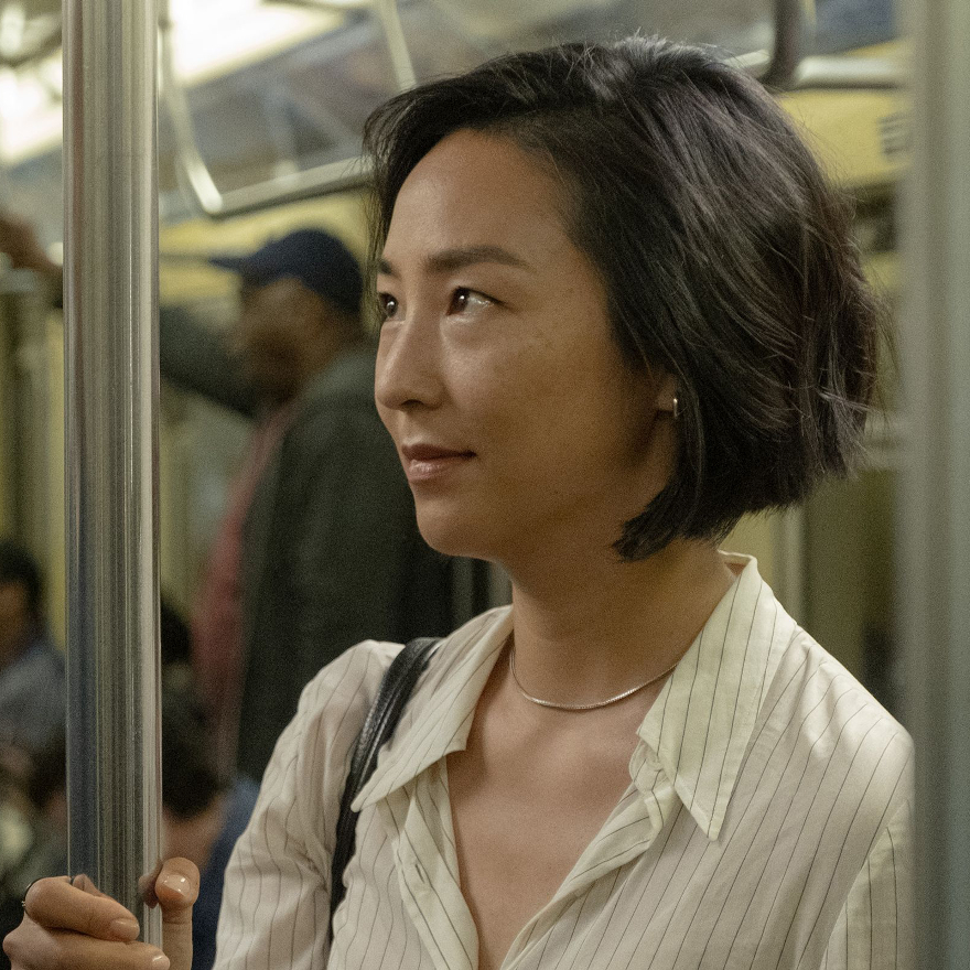 "Yo soy la reina de Marte, ensamblada en Hong Kong.
Soviéticas son mis partes. Solamente de hongos es la dieta que hago yo y se me agrandan los ojos."

(en las fotos, Greta Lee)