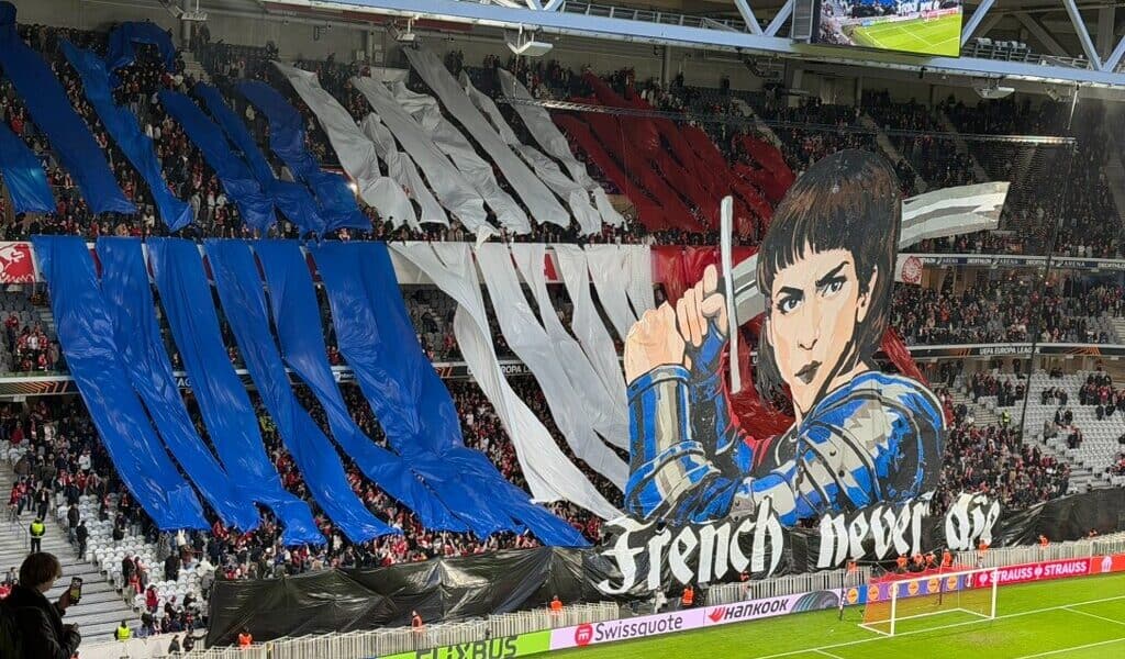 UEFA multa Lille em aproximadamente € 83.000 devido a incidentes na partida da Europa League contra o Aston Villa, realizada em 12 de março de 2026.

O valor específico da multa relacionada à bandeira de Santa Joana d'Arc com o slogan "Franceses nunca morrem" foi de € 17.500.