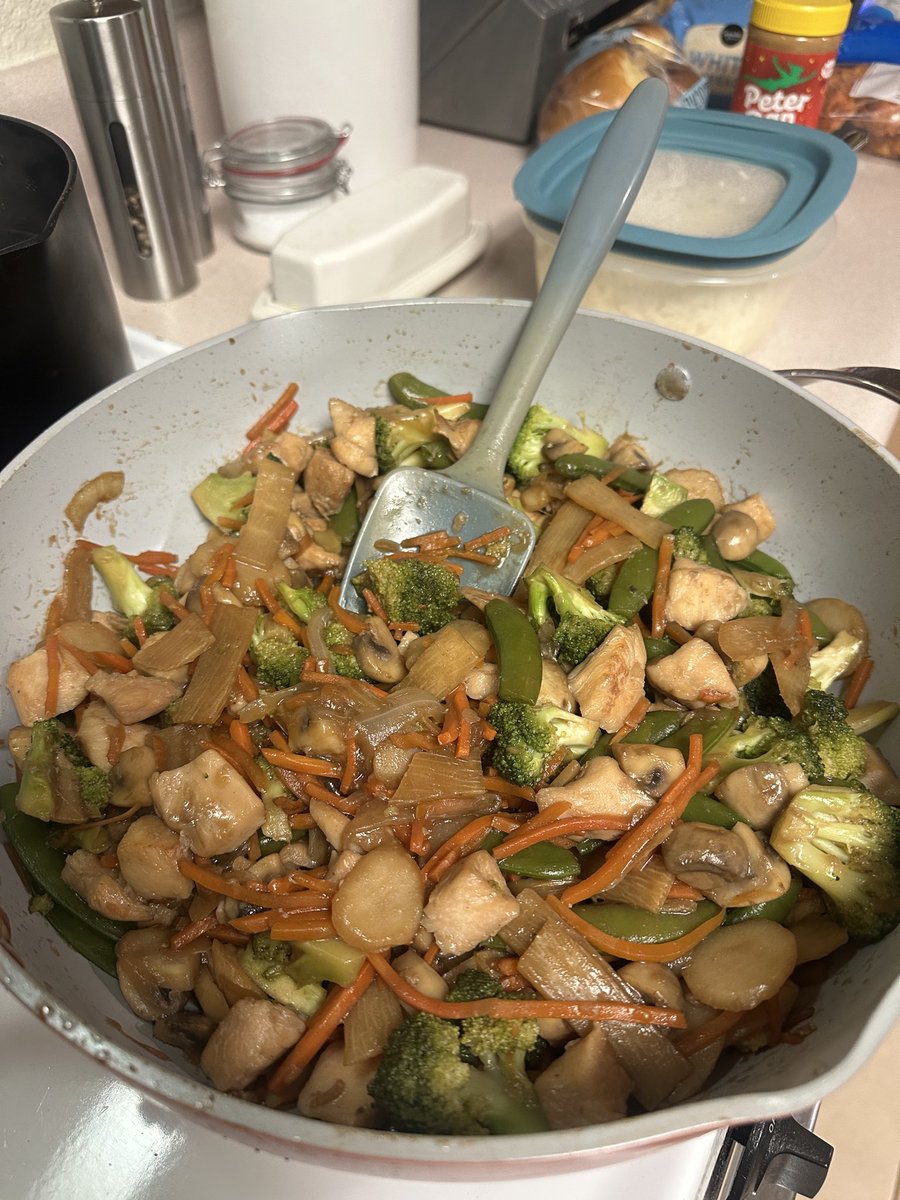 TheDriversEd's tweet photo. Meal prep Tuscan chicken veggie stirfry and poblano chicken Enchiladas https://t.co/cYQc5iyPAv