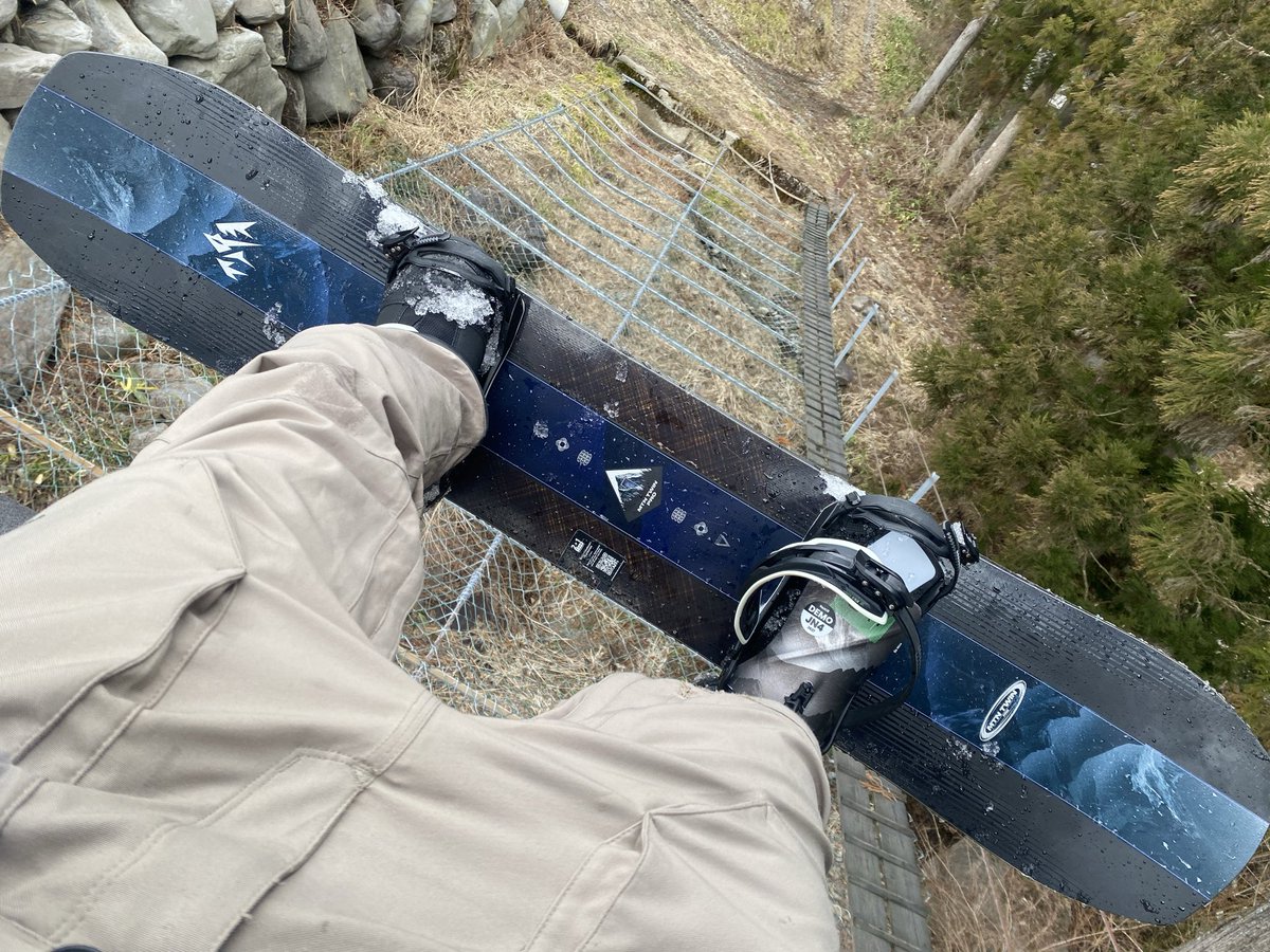 bashi__'s tweet photo. ジョーンズ　マウンテンツインPro
張りがあってゲレンデだと持て余しそう。バックパック背負ってバックカントリー向けの印象。 https://t.co/gBVZmatmec