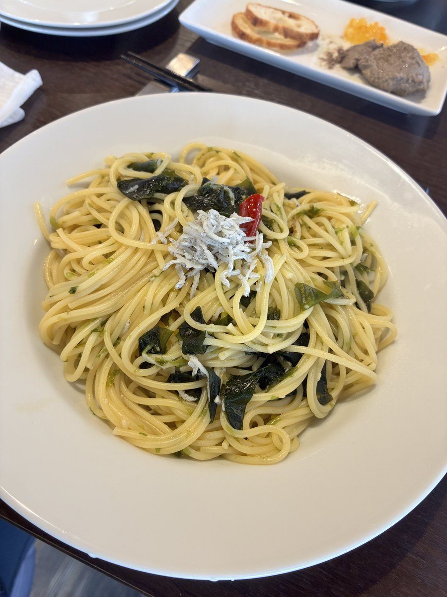 今日もチャリ🚴‍♂️🚴‍♂️
春休み中の次男さんと新しくできた古民家カフェでランチ🍽
この後向かい風地獄に突入するのでしっかり腹ごしらえ😤