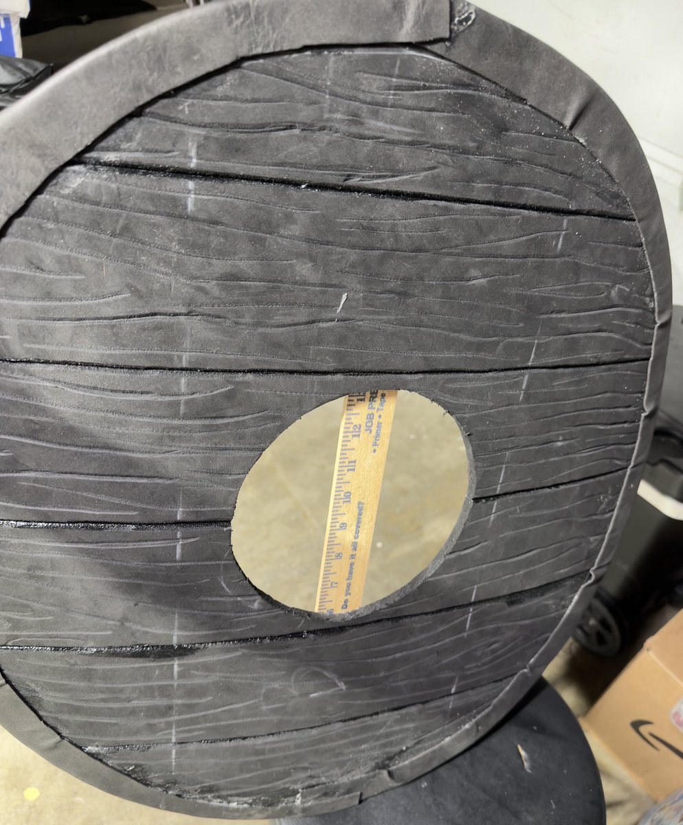 KigMelia69709's tweet image. The final product! This was my first time making a shield. What you guys think ? 
#cosplay #crafting