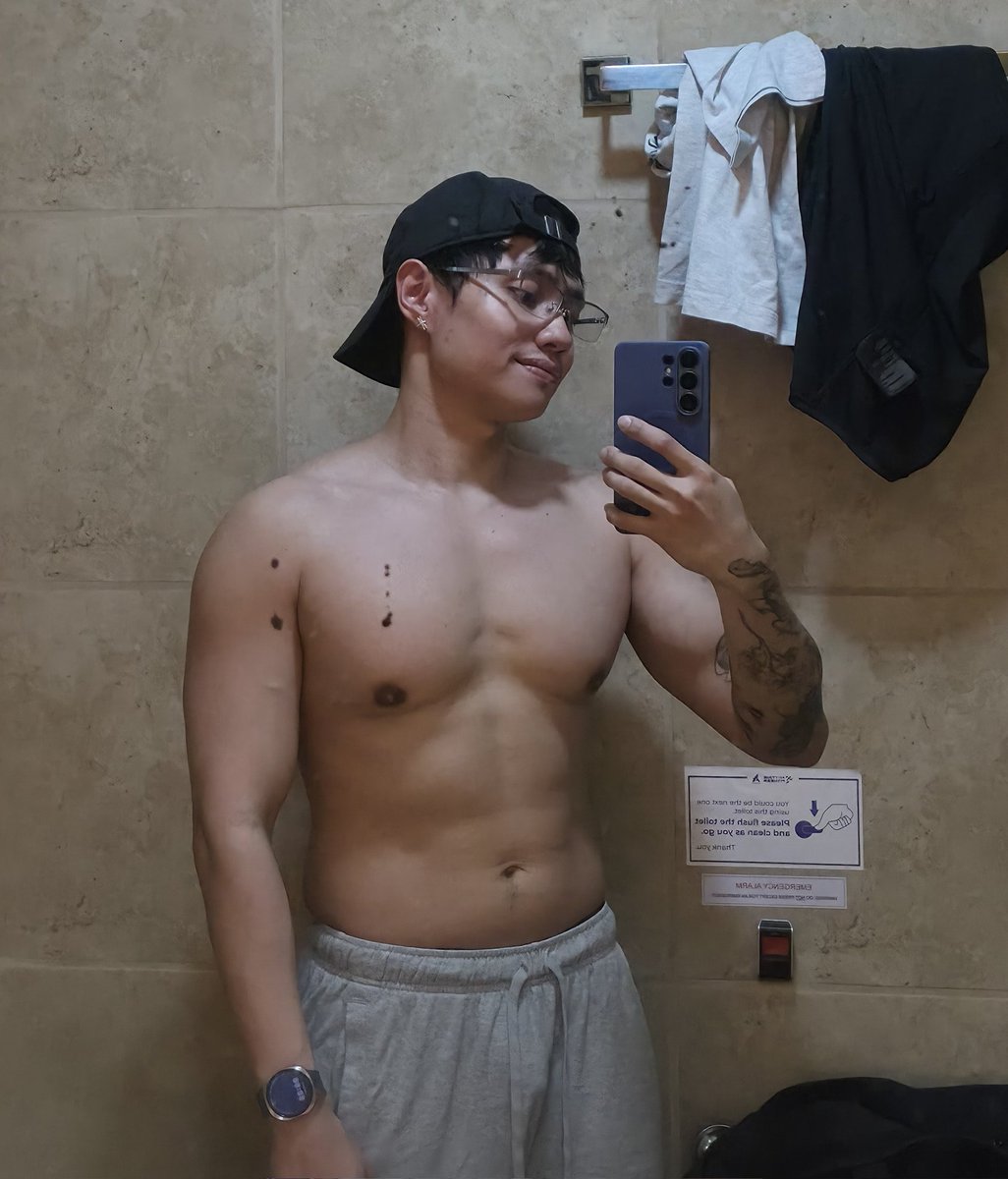 vaporwaveboyyy's tweet photo. Leg day today pero upper body ang post 😜 #socrazy https://t.co/aJFs5Iugqd