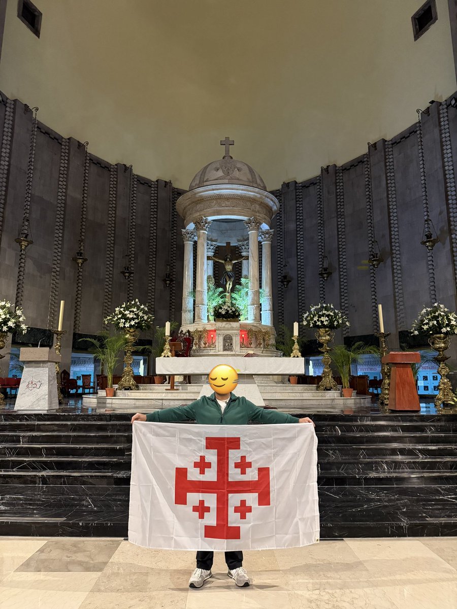 Hoy llevamos la bandera del Reino de Jerusalén a la iglesia del barrio, no nos olvidamos de los cristianos de Oriente Medio a los que el día de hoy Israel les negó la entrada al Santo Sepulcro para celebrar una de nuestras fiestas más importantes. 

¡Viva Cristo Rey! 🌿✝️
