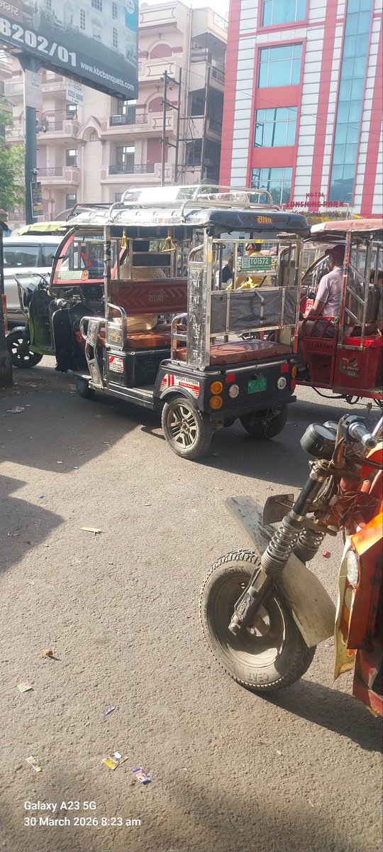 Panda1Shyam's tweet photo. Road is always  blocked  by battery  rickshaw  one side  and other side  by  instamart hub vehicle  while  entering  from delhi to up  Ramprastha colony  @Gzbtrafficpol and @Uppolice to avoid any accident and for  smooth traveling https://t.co/1y5WC8tfCw
