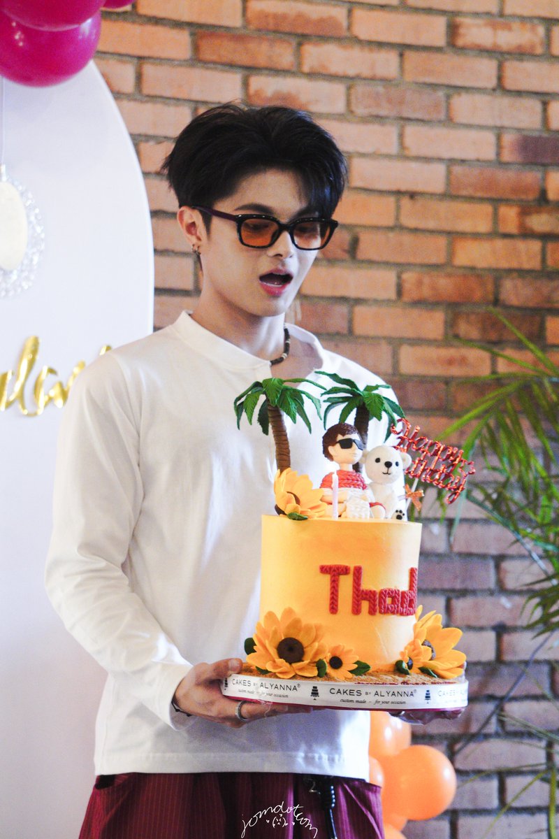 jomdotcom0303's tweet photo. Maligayang kaarawan, @ThadSune.
Mahal ka namin palagi. 🫶

A SPECIAL SUN23T WITH THAD
#IToldSunsetAboutTHAD 
#HappyThadDay #THADiariesCH23 #NEWID_THAD #NEW_ID @official_newID https://t.co/AZFz7BqABS