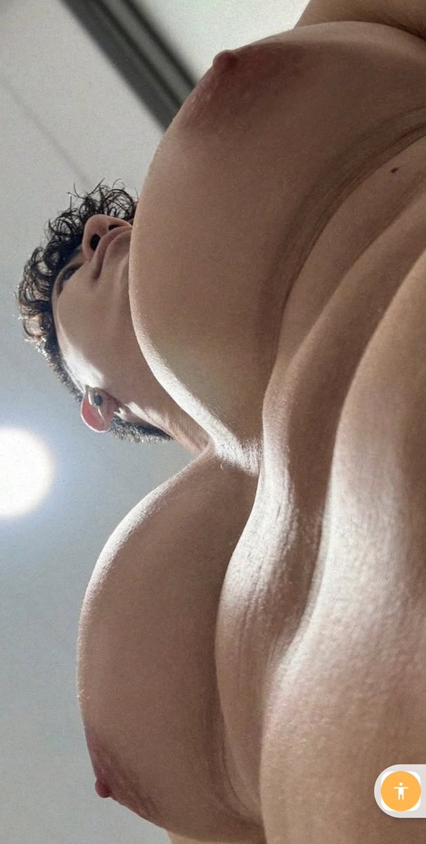 Nippletitslover tweet media