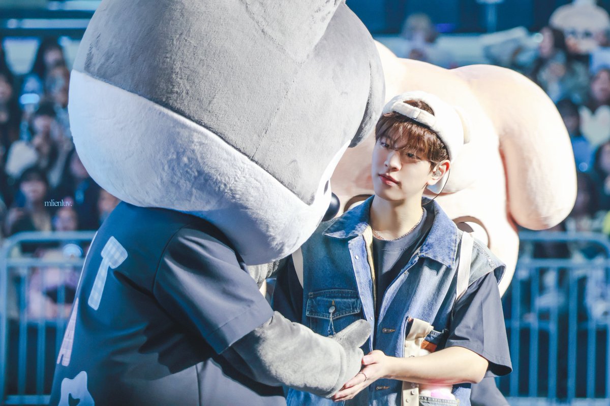 𝘮𝘰𝘯𝘨. tweet media