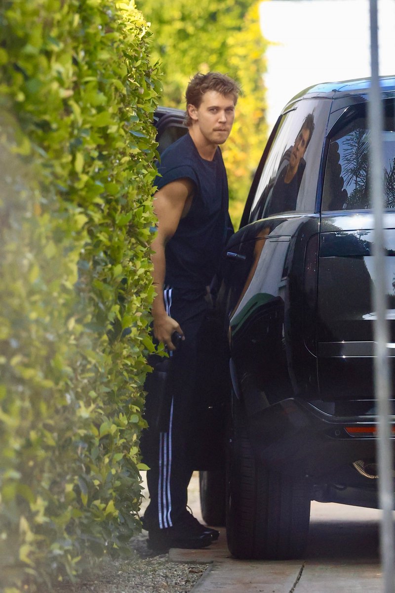 abutlerfiles's tweet photo. Austin Butler shows off his toned arms as he arrives at a gym in West Hollywood. https://t.co/30Qp45bnhU