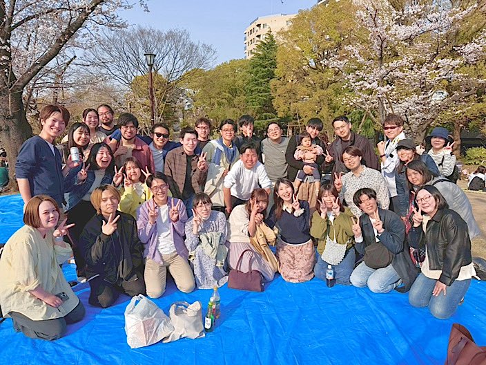 chormonja's tweet photo. 天気にも桜にも恵まれた昨日は、もんじゃ恒例の🌸お花見🌸を行いました！
見事に満開で桜もお酒も楽しみました🍻
気付けば3月も残りわずか、これから新生活を迎える皆さまの毎日が充実したものになりますように🙏✨ https://t.co/hKa8qBIdaI